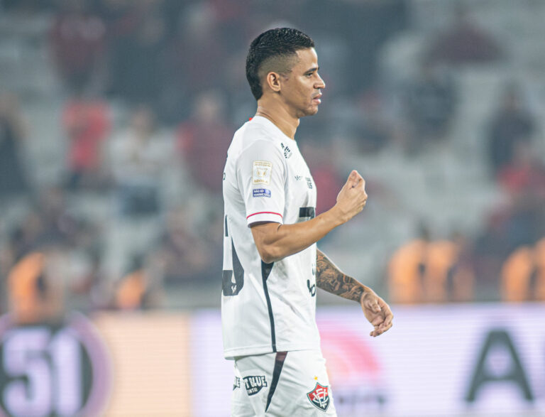 STJD reduz pena, mas Erick desfalca o Vitória contra o Fluminense