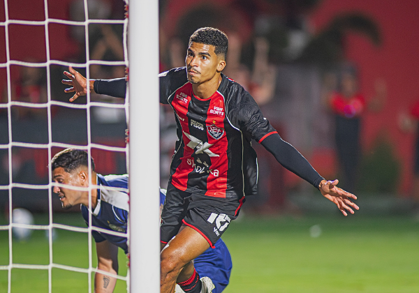 Renê tem melhor começo de um centroavante pelo Vitória desde 2018