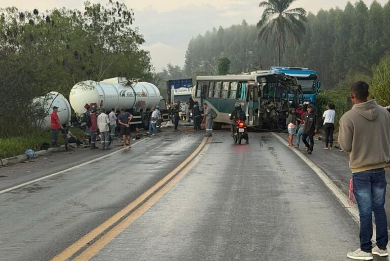 Colisão entre carreta e ônibus deixa um morto e interdita BR-101 no…