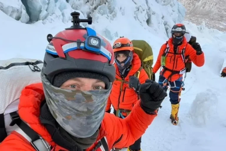 Brasileiros escapam de avalanche de gelo durante escalada no Monte…