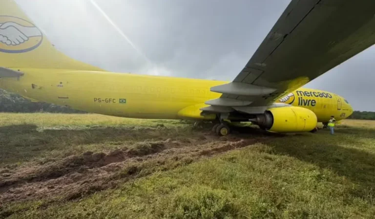 Avião cargueiro da Gol sai da pista após pouso no aeroporto de…