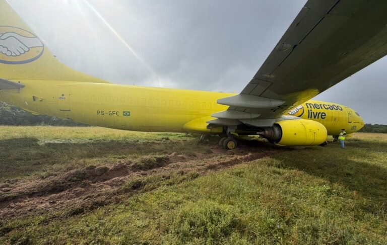 Avião da GOL sai da pista durante pouso no aeroporto da capital baiana