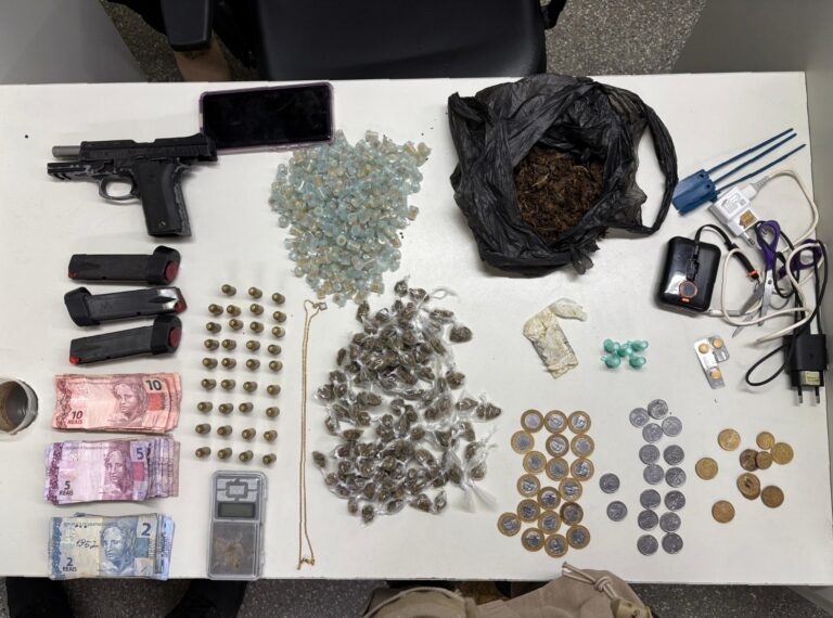 PM apreende arma de fogo e drogas no bairro do Garcia