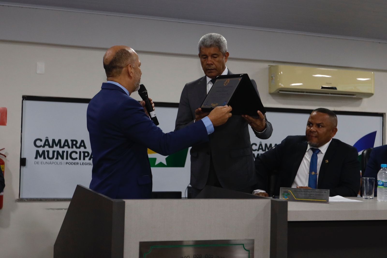 Governador recebe Comenda 12 de Maio e título de cidadão eunapolitano
