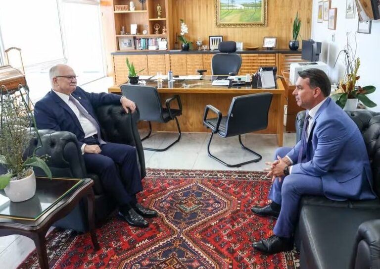 Flávio Bolsonaro se reúne com Fachin em meio à polêmica da Lei da…