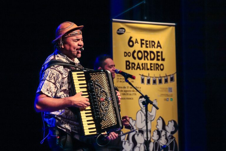 Chambinho do Acordeon faz tributo a Luiz Gonzaga em feira de cordel…
