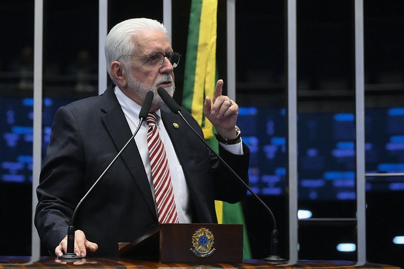 Wagner rebate Flávio Bolsonaro, cita reportagem e atribui origem do caso Master ao governo anterior