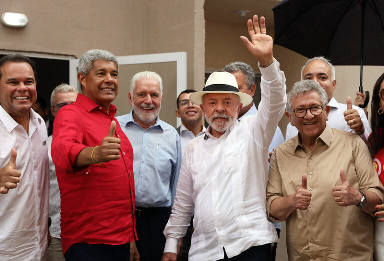Jerônimo exalta Lula em entrega de moradias: ‘Governa com a própria…