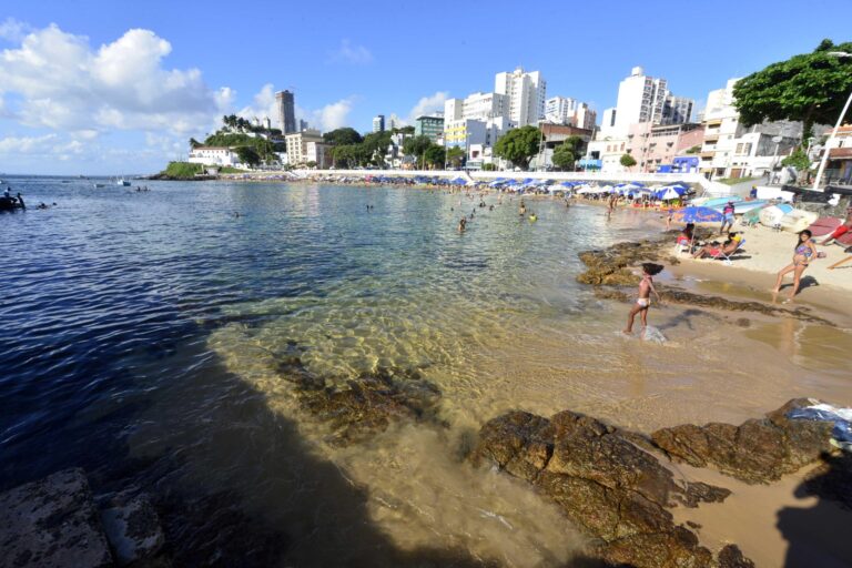 Prefeitura instala boias no Porto da Barra para restringir embarcações