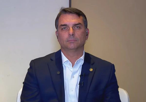 Flávio Bolsonaro admite possível novo vazamento de ‘videozinho’ com Vorcaro