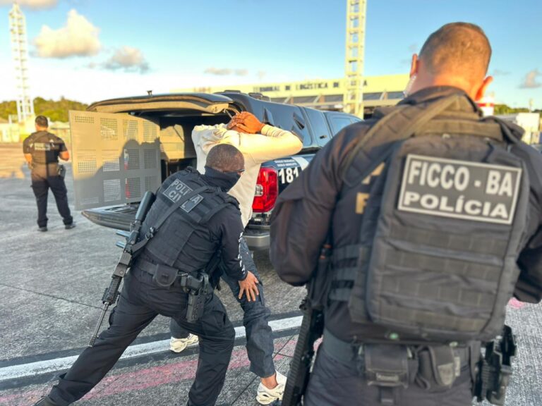 Chega a Salvador avião com casal líder de facção preso na Bolívia