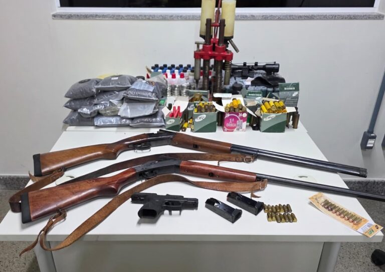 Suspeito é preso com armas e material para recarga de munições no…