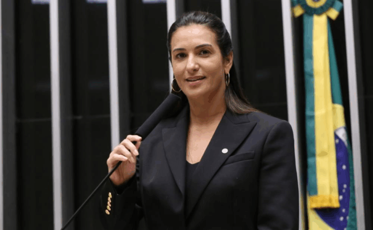 Roberta Roma retira assinatura de emenda que previa transição para…