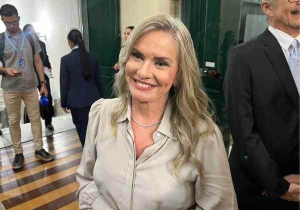 Ivana Bastos recebe título de cidadã soteropolitana em cerimônia na Câmara de Salvador