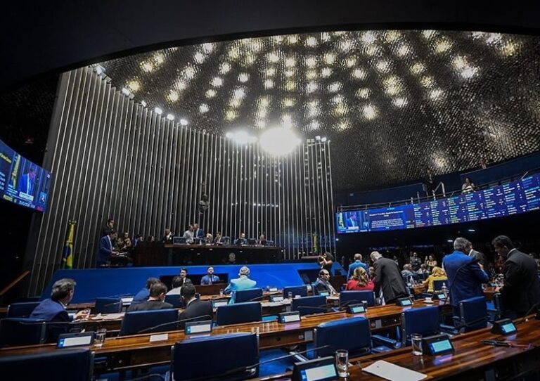 Senado aprova projeto que autoriza uso de spray de pimenta para…