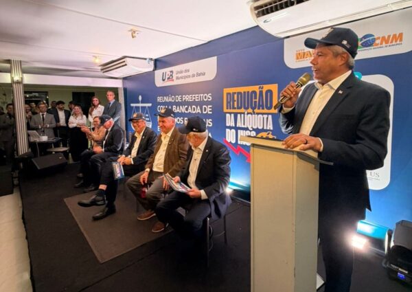 Jerônimo discute com governo federal expansão da saúde e indústria na Bahia
