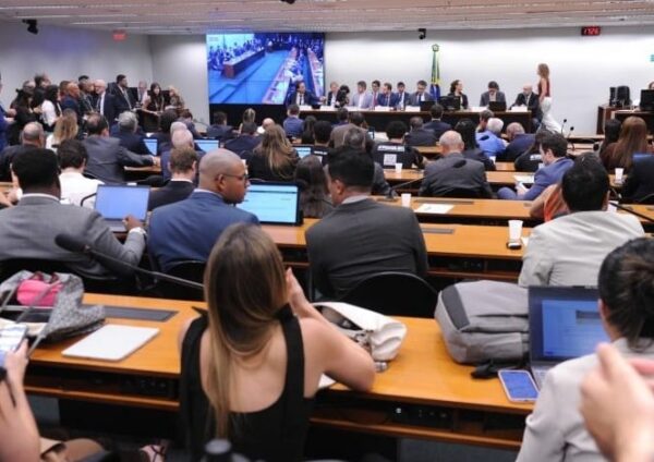 Comissão da Câmara marca votação de parecer sobre fim da escala 6×1