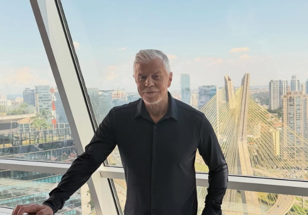 Miguel Falabella assume namoro e surge aos beijos em viagem