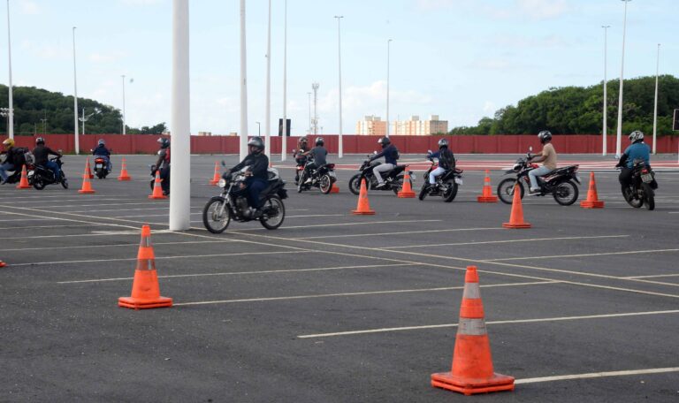 Transalvador promove curso de pilotagem segura para motociclistas