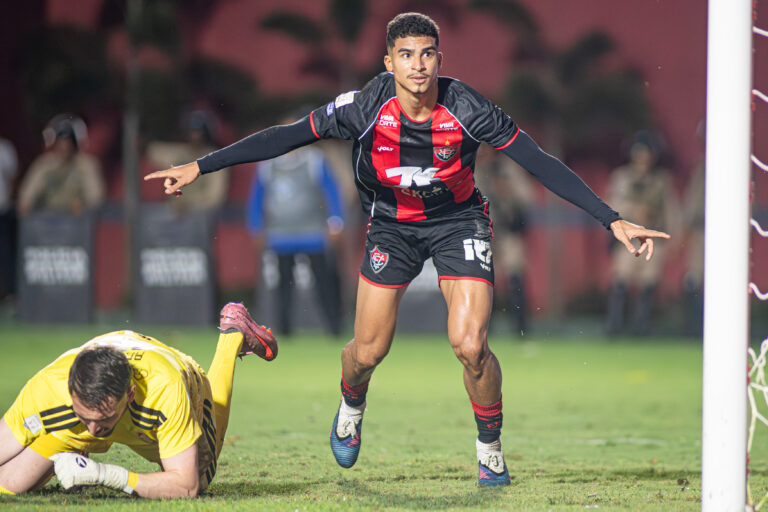 Vitória compra Renê em definitivo e assina contrato até 2029