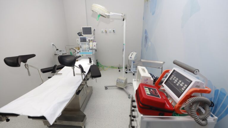 Governo entrega novo ambulatório e Centro de Ensino em hospital em…