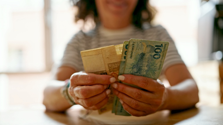 Pagamento da segunda parcela do 13º para aposentados e pensionistas começa nesta segunda