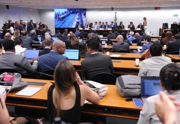 Comissão da Câmara vota nesta segunda parecer sobre fim da escala 6×1
