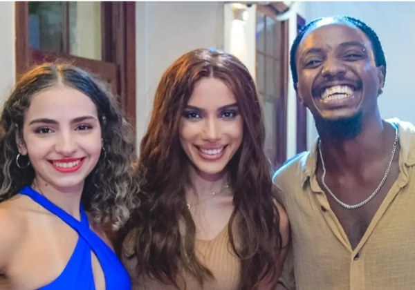 Anitta surpreende fãs ao surgir em baile de gafieira no Rio
