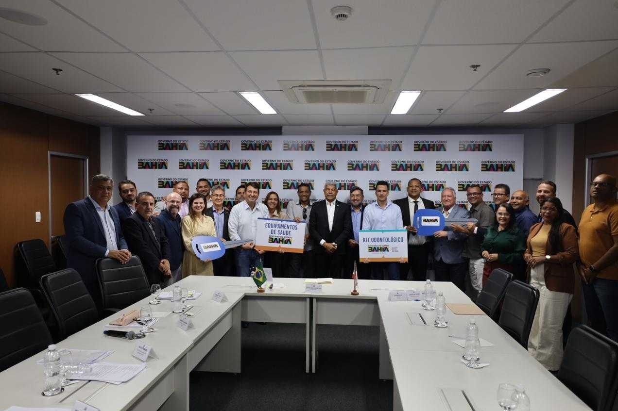 Jerônimo entrega novos veículos e equipamentos para ampliar estrutura da saúde em Itapebi