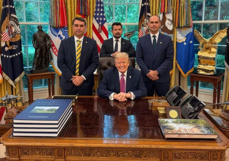 Planalto minimiza foto de Flávio com Trump e vê ‘presente’ para Lula
