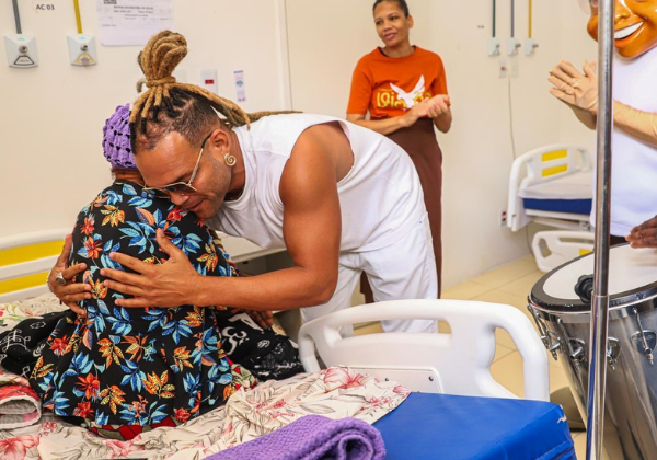 Cantor da Timbalada visita hospital municipal da Região Metropolitana de Salvador