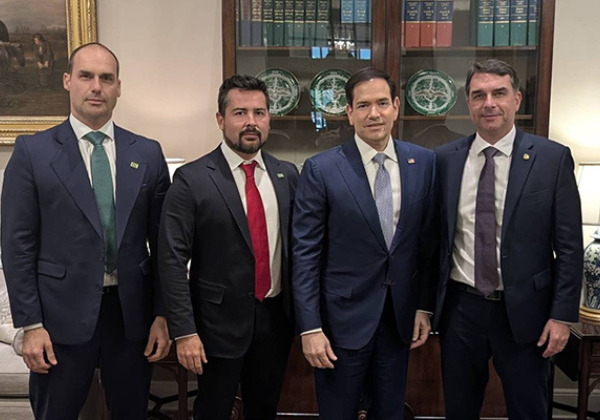 Flávio Bolsonaro retorna à Casa Branca e se reúne com vice de Donald Trump