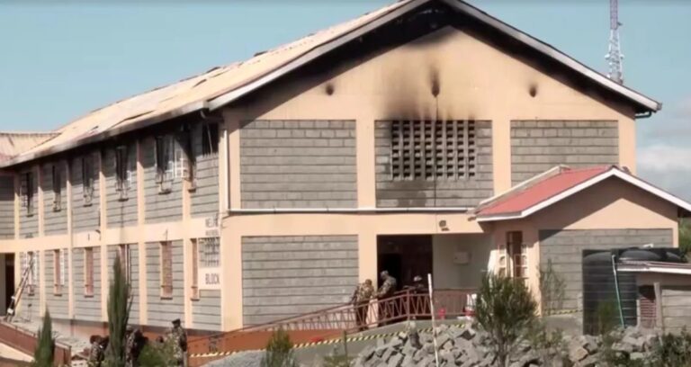 Incêndio em dormitório escolar provoca morte de 16 estudantes