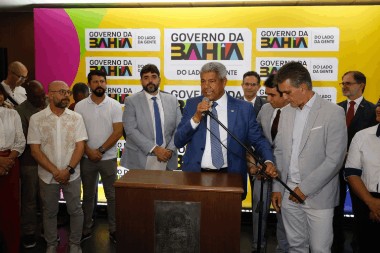 Jerônimo sanciona pacote de benefícios para servidores da educação