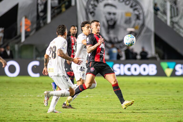Vitória reage no fim, mas é superado pelo Santos na Vila Belmiro