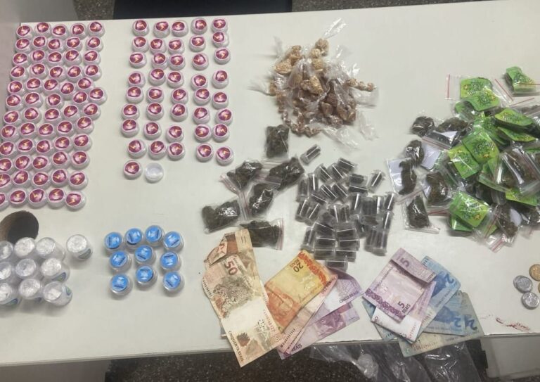 Homem tenta fugir da viatura, mas roda com quilos de drogas na mochila