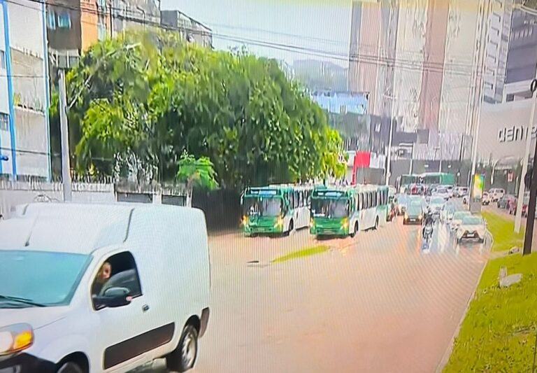 Alagamentos e queda de bambuzal complicam manhã na capital baiana