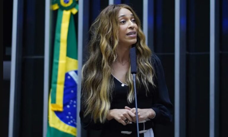 Erika Hilton ironiza atrito no PL e diz que Michelle percebeu ‘ameaça’