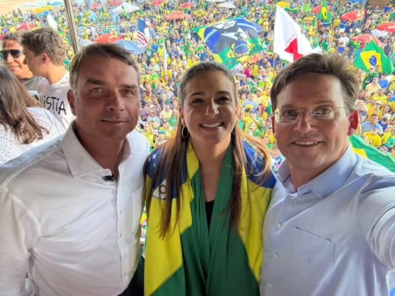 Flávio Bolsonaro reforça apoio a João Roma e defende união política