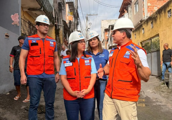 Vice-prefeita de Salvador acompanha famílias após desabamento em Pirajá