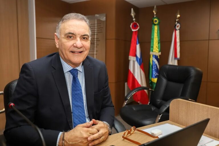 Nelson Pelegrino assume a presidência do TCM nesta segunda