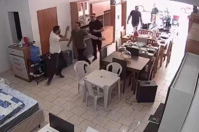 Prefeito de Correntina e vereador trocam agressões em bar da cidade…