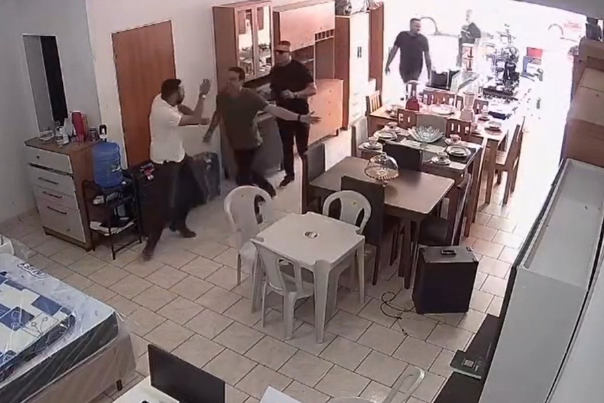 Prefeito baiano e vereador trocam agressões em bar da cidade; assista