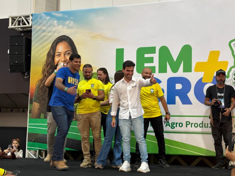 Júnior Marabá exalta Flávio Bolsonaro na Bahia Farm Show: ‘Somos…