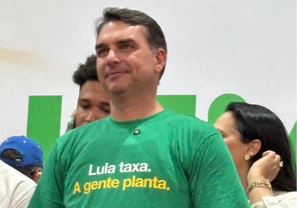 Na Bahia, Flávio Bolsonaro critica Lula e fala em ‘libertar o Brasil’