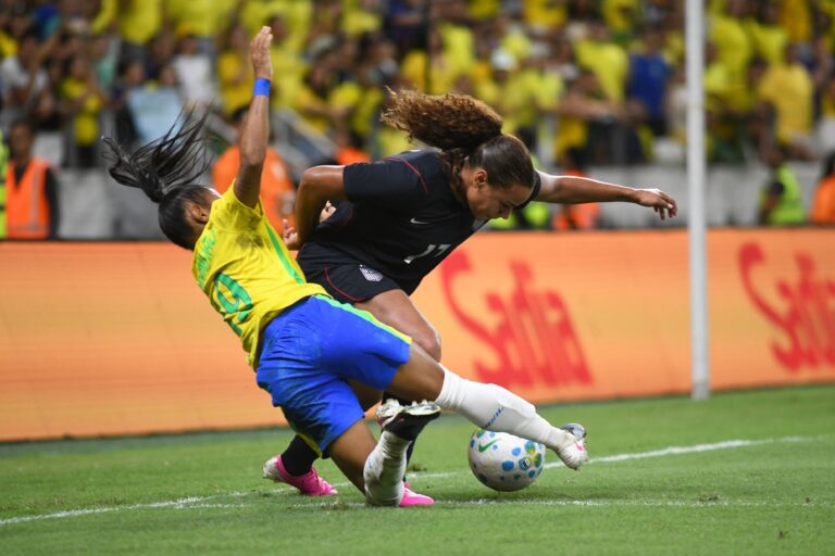 Com duas expulsões, Seleção feminina marca contra e perde para os…
