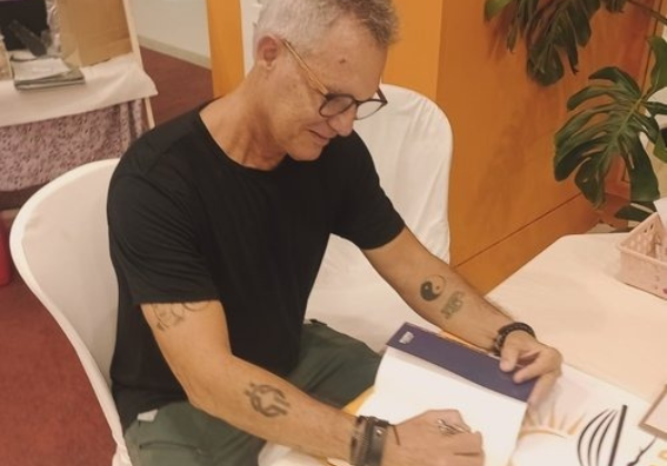 Poeta eterniza história de amor em livros e prepara lançamento em Salvador