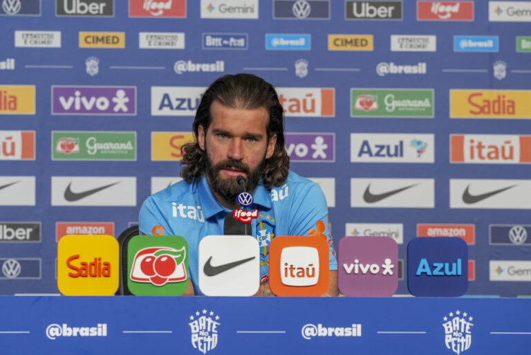 Alisson critica defesa da Seleção: ‘Tem que odiar tomar gol’