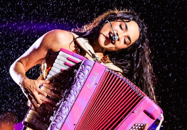 Lucy Alves mescla releituras do forró e músicas autorais em seu primeiro DVD; confira