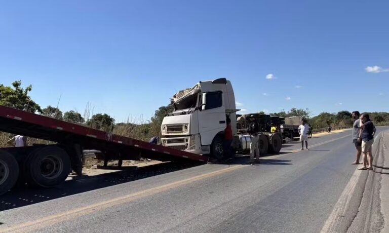 Carreta tomba na BR-242 e motorista morre preso às ferragens na Bahia